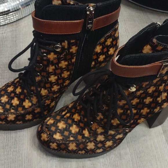 Geometric Lug Lace Zip Up High Heel hiking boots Fur Leather Antonio Melani New - Picture 9 of 10